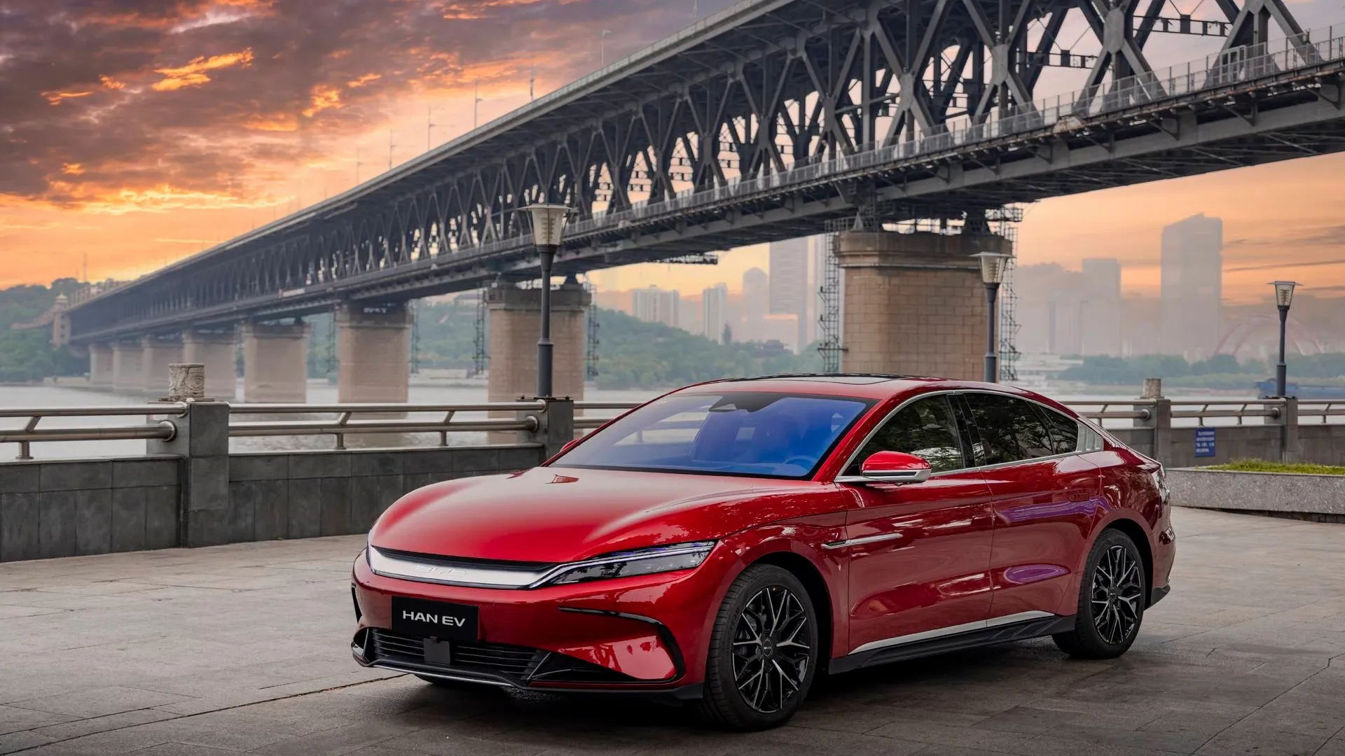 BYD HAN EV từ trên cao - tổng quan thiết kế sedan điện